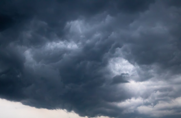 Dunkler Himmel vor einem Gewitter