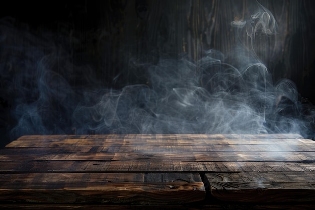 Dunkler Hintergrund mit alter Holztischplatte und Rauch