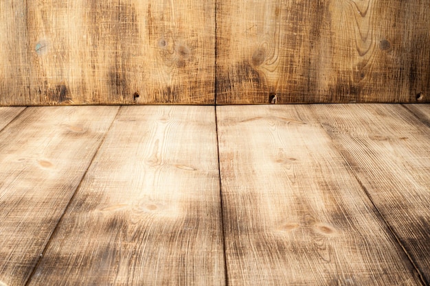 Dunkler Holzboden und Wandtextur-Perspektivhintergrund für die Montage oder Anzeige Ihrer Produkte, Mock-up-Vorlage für Ihr Design. Horizontale Ansicht.