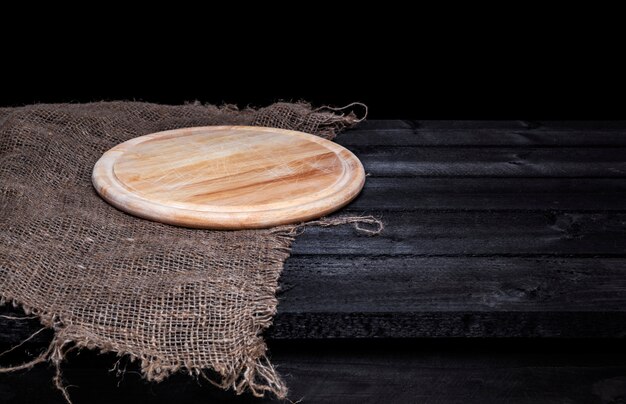 Foto dunkler holztisch mit tablett für pizza