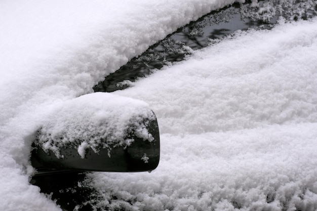 Dunkler Personenwagen bedeckte Schnee