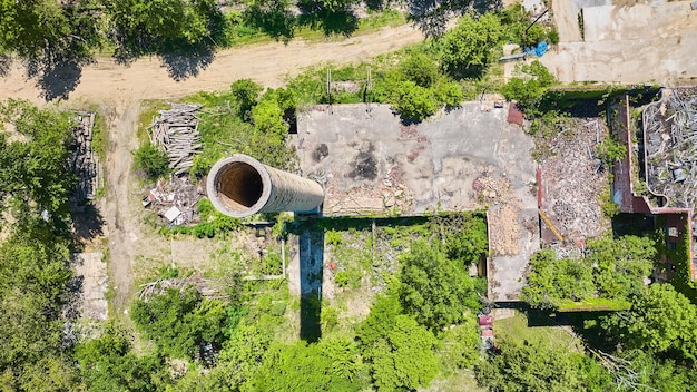 Dunkler Ring aus dem alten Silo-Schornstein in einem verlassenen, verfallenden, zerstörten Trümmergebäude