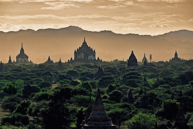 Dunkler, stimmungsvoller Sonnenuntergang mit alten Tempeln in Bagan Myanmar