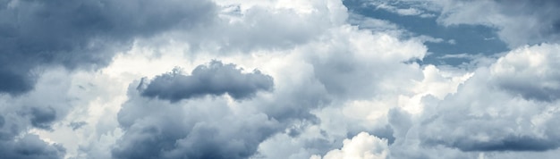 Dunkler stürmischer Himmel mit dunklen und hellen malerischen Wolken