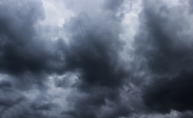 Dunkler stürmischer Himmel mit grauen Wolken.