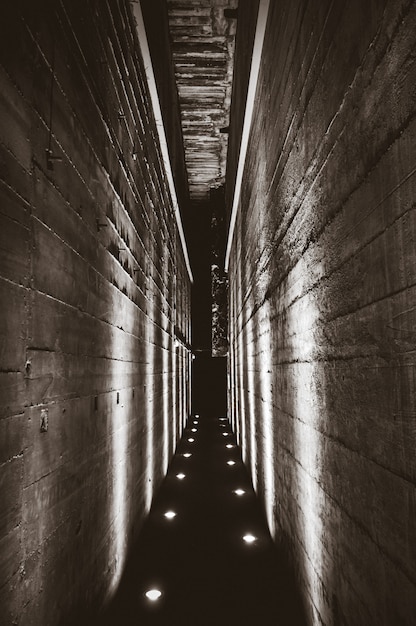 Dunkler Tunnel in einem Bunker