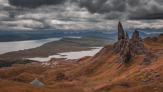 Dunkler und kalter Blick auf Old Man of Storr Scotland