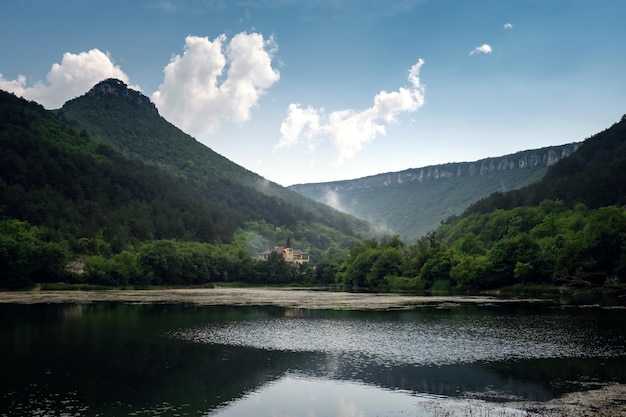 Dunkler und nebliger See mit Hügeln nach dem Regen