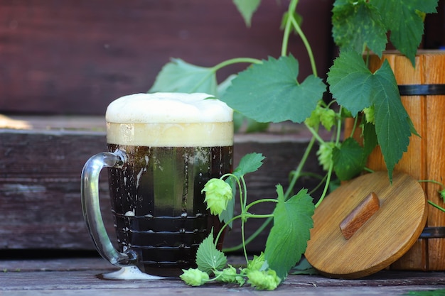 Foto dunkles bierglas holz natur