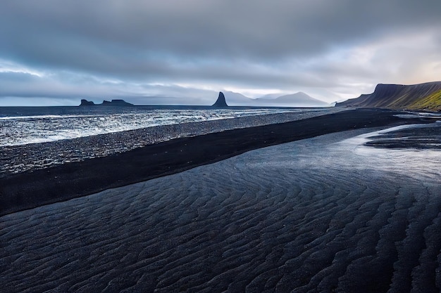 Dunkles Meerwasser und Sandstrand am Strand von Island