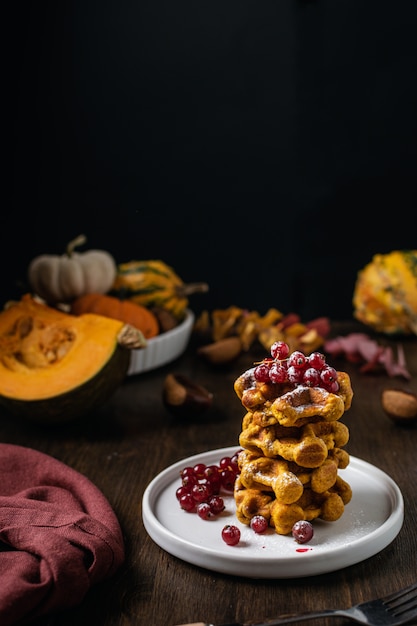 Dunkles Stillleben, Frühstückswaffeln und frische Feigen