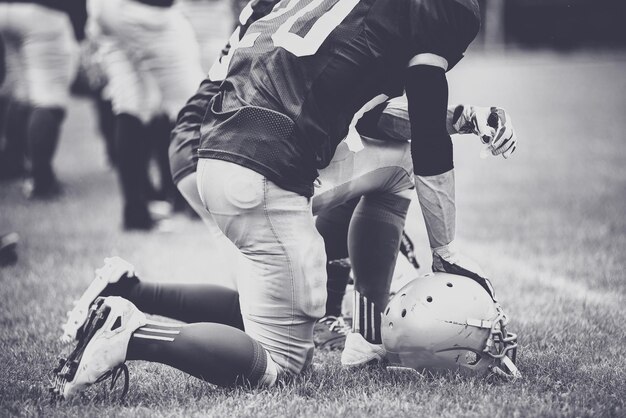 Foto duo-tone-bild von american football-spielern in aktion