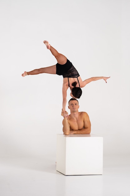 Duo von männlichen und weiblichen Akrobaten, die Hand in Hand zeigen
