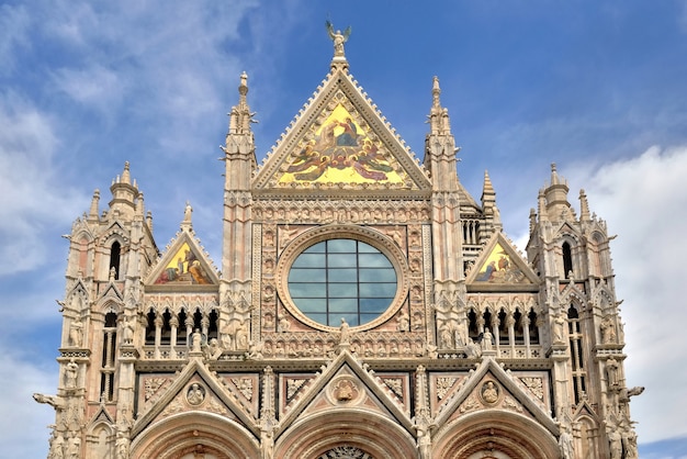 Duomo di siena, catedral de sienne en Italia, parte superior de la fachada ovest, oculus,