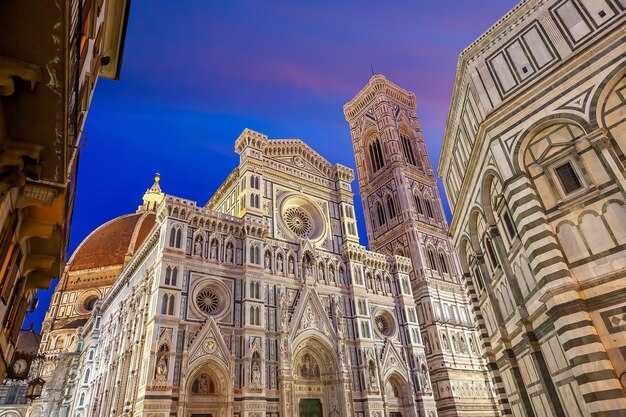 Duomo e a paisagem urbana da cidade de florença no centro da toscana, itália, ao entardecer