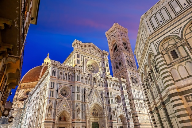 Duomo y el horizonte del centro de la ciudad de Florencia paisaje urbano de Toscana Italia en penumbra