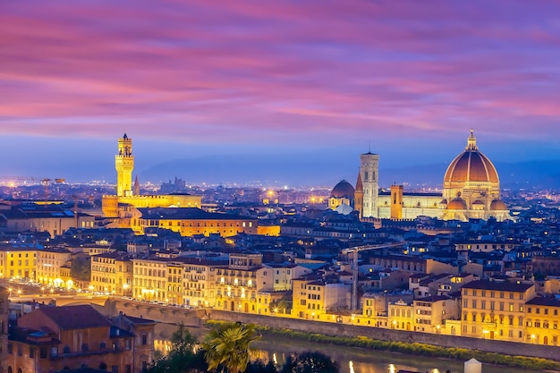 Duomo y el horizonte del centro de la ciudad de Florencia paisaje urbano de Toscana Italia en penumbra