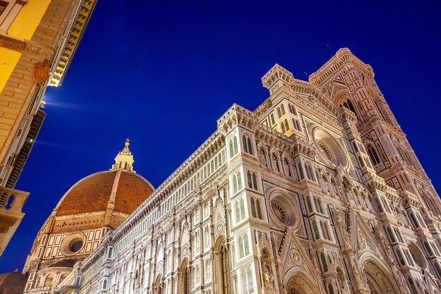 Duomo y el horizonte del centro de la ciudad de florencia paisaje urbano de toscana italia en penumbra