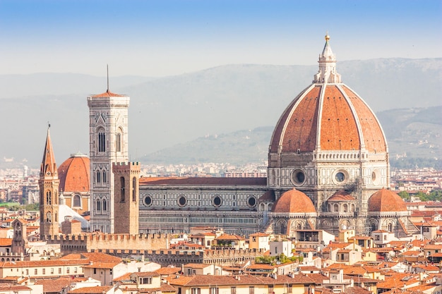 Duomo santa maria del fiore e edifícios contra o céu
