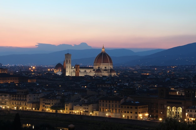 Duomo santa maría del fiore en la ciudad contra el cielo durante la puesta de sol