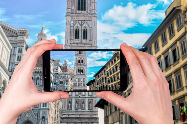 Duomo Santa Maria Del Fiore en Piazzale Michelangelo en Florencia, Toscana, Italia. turista toma una foto