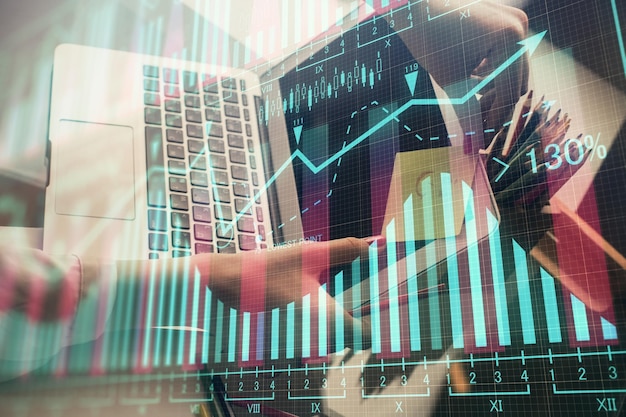 Foto dupla exposição das mãos da empresária digitando no computador e no gráfico financeiro desenho de holograma conceito de análise do mercado de ações