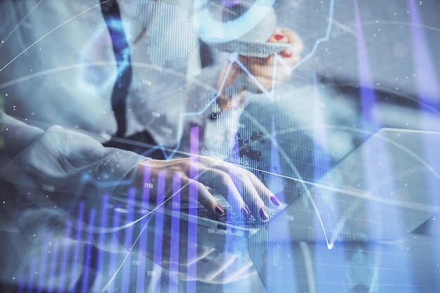 Dupla exposição das mãos da empresária digitando no computador e no gráfico financeiro desenho de holograma Conceito de análise do mercado de ações