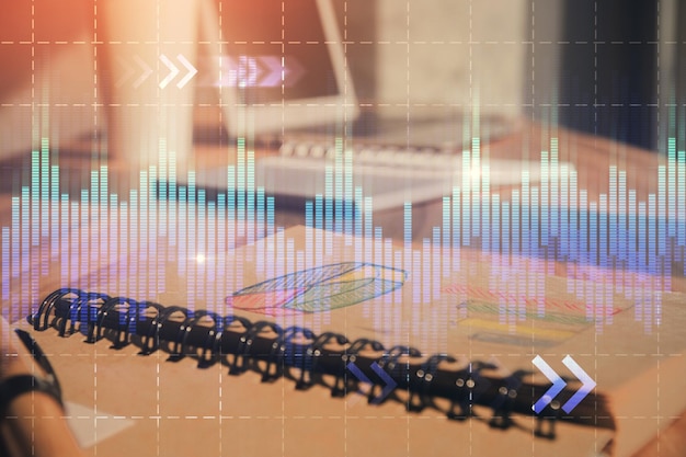 Dupla exposição de desenhos de gráficos financeiros e mesa com fundo de notebook aberto Conceito de mercado forex