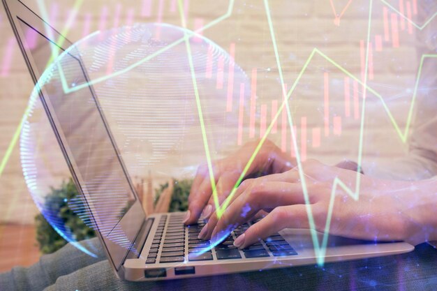 Dupla exposição de mãos de mulher digitando no computador e desenho de holograma de gráfico forex Conceito de análise do mercado de ações