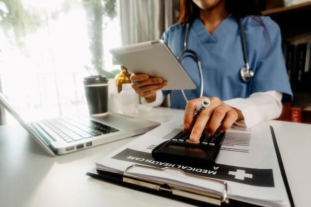 Dupla exposição do conceito de saúde e medicina de tecnologia Médicos usando tablet digital e ícones de interface de tela virtual moderna banner panorâmico fundo desfocado