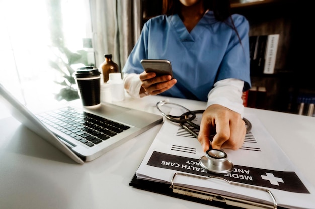 Dupla exposição do conceito de saúde e medicina Médico e interface de tela virtual moderna