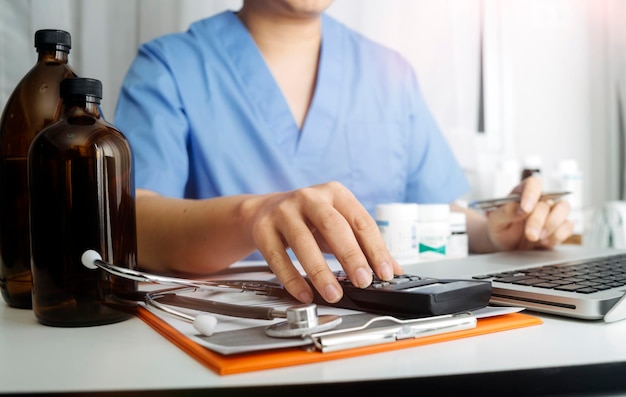 Dupla exposição do conceito de saúde e medicina Médico e interface de tela virtual moderna