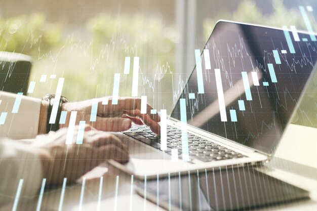 Dupla exposição do diagrama financeiro criativo abstrato com digitação manual no teclado do computador nas costas