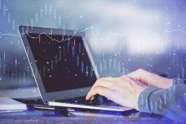 Dupla exposição do gráfico do mercado de ações com o homem trabalhando no laptop em segundo plano Conceito de análise financeira
