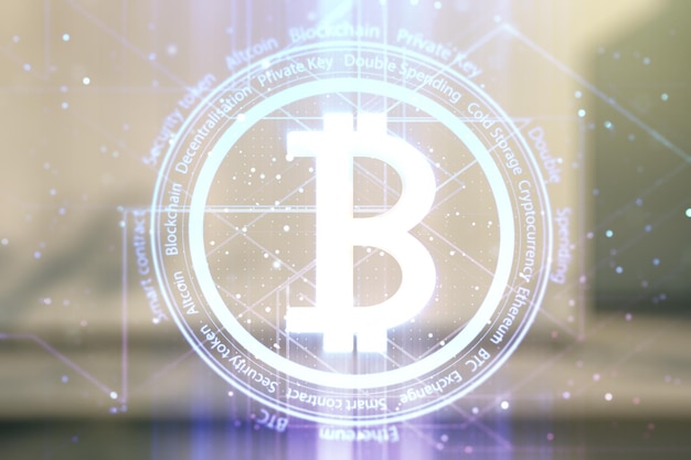 Dupla exposição do holograma criativo do símbolo Bitcoin no fundo exterior do centro de negócios moderno Conceito de criptomoeda