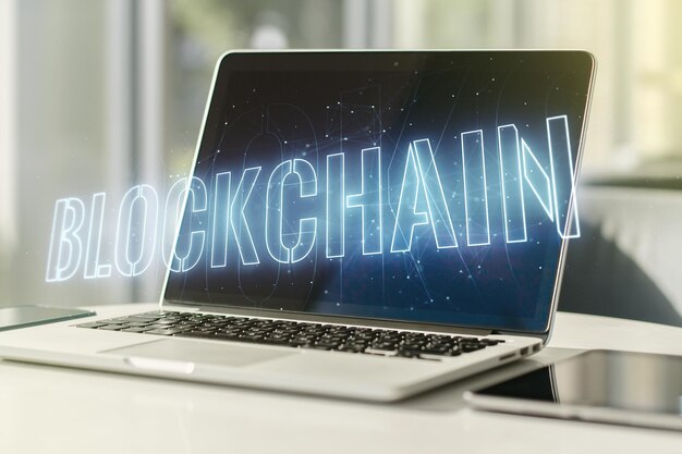 Dupla exposição do holograma da tecnologia blockchain no fundo do laptop Conceito de software de descentralização de pesquisa e desenvolvimento