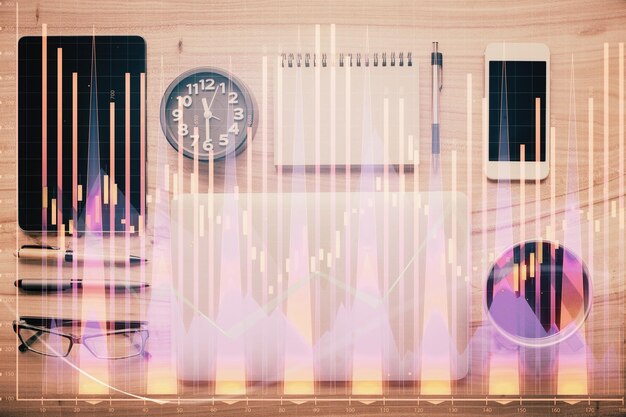 Dupla exposição do holograma do gráfico forex na área de trabalho com o telefone Vista superior Conceito de plataforma de comércio móvel