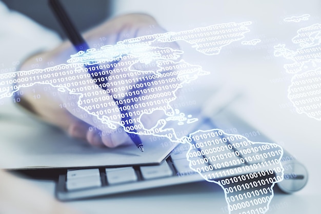 Dupla exposição do mapa gráfico da América e escrita manual no bloco de notas em segundo plano com big data de laptop e conceito de tecnologia digital