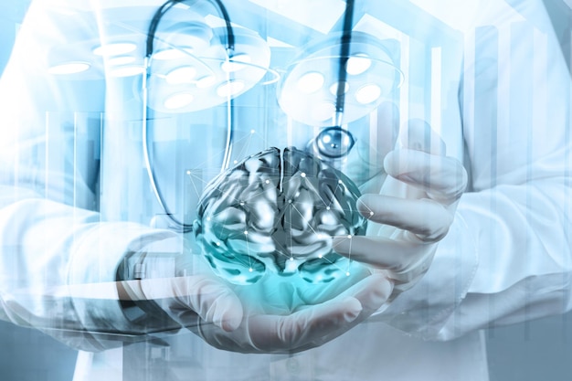Foto dupla exposição do médico neurologista mostra cérebro de metal com interface de computador como conceito