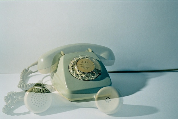 Dupla exposição do velho telefone sobre a mesa