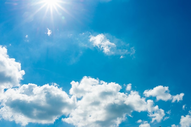 Dupla exposição Imagem em close de grande bandeira dos EUA céu azul nuvens brancas de fundo