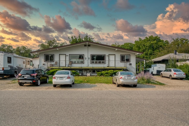 Foto duplex-wohngebäude, vermietet an zwei mieter mit familien