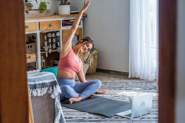 Foto duración completa de la mujer haciendo ejercicio en casa