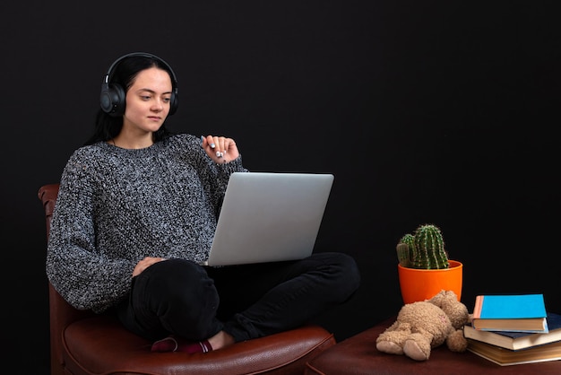 Duración completa de una mujer joven usando el teléfono