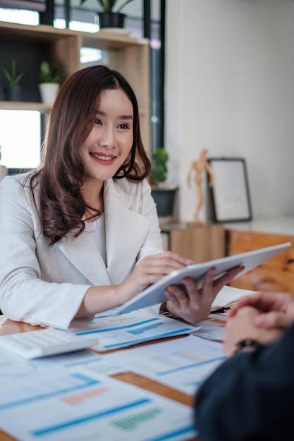 Durante uma entrevista de emprego, os gerentes de RH procuram um bom novo funcionário O gerente tem uma primeira impressão positiva do candidato