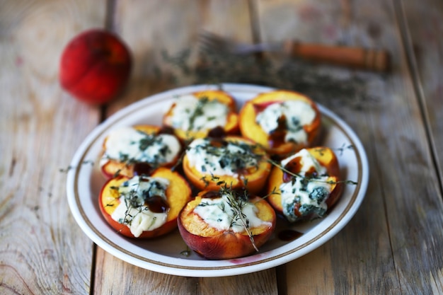 Duraznos al horno con queso gorgonzola y tomillo