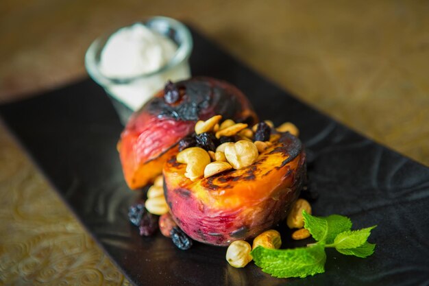 Duraznos a la plancha con nueces y helado Postre Kelvin bajo