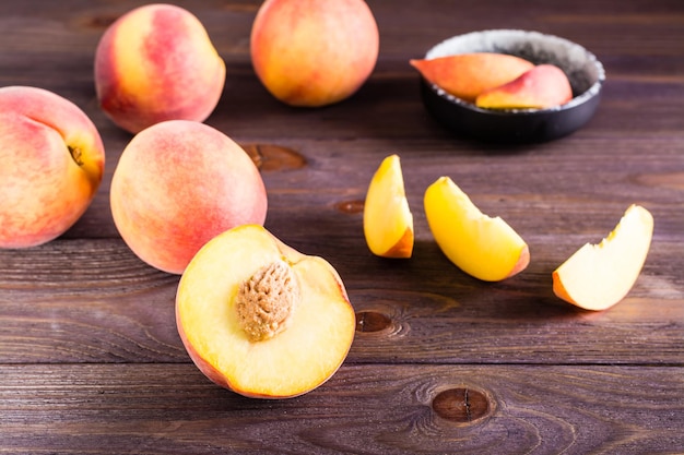 Duraznos en rodajas sobre una mesa de madera Alimentos orgánicos con vitaminas