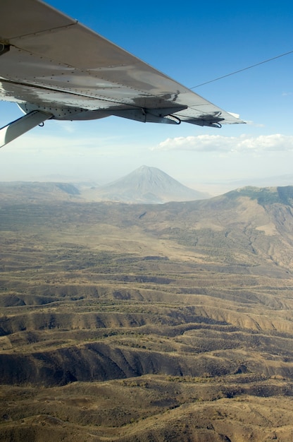 Durch das Fenster auf eine afrikanische Landschaft schauen