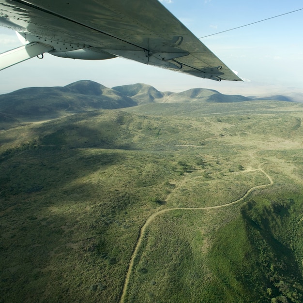 Durch das Fenster auf eine afrikanische Landschaft schauen